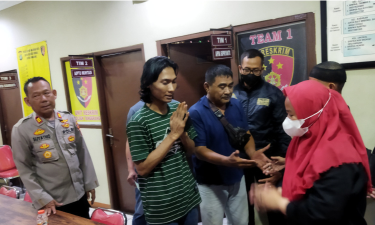 Cek cok Urusan Uang Kembalian, Pegawai SPBU Kena Pukul DP (kedua dari kiri) beserta orang tuanya memohon maaf kepada korban pemukulan Elinda (jilbab merah). (Ist)