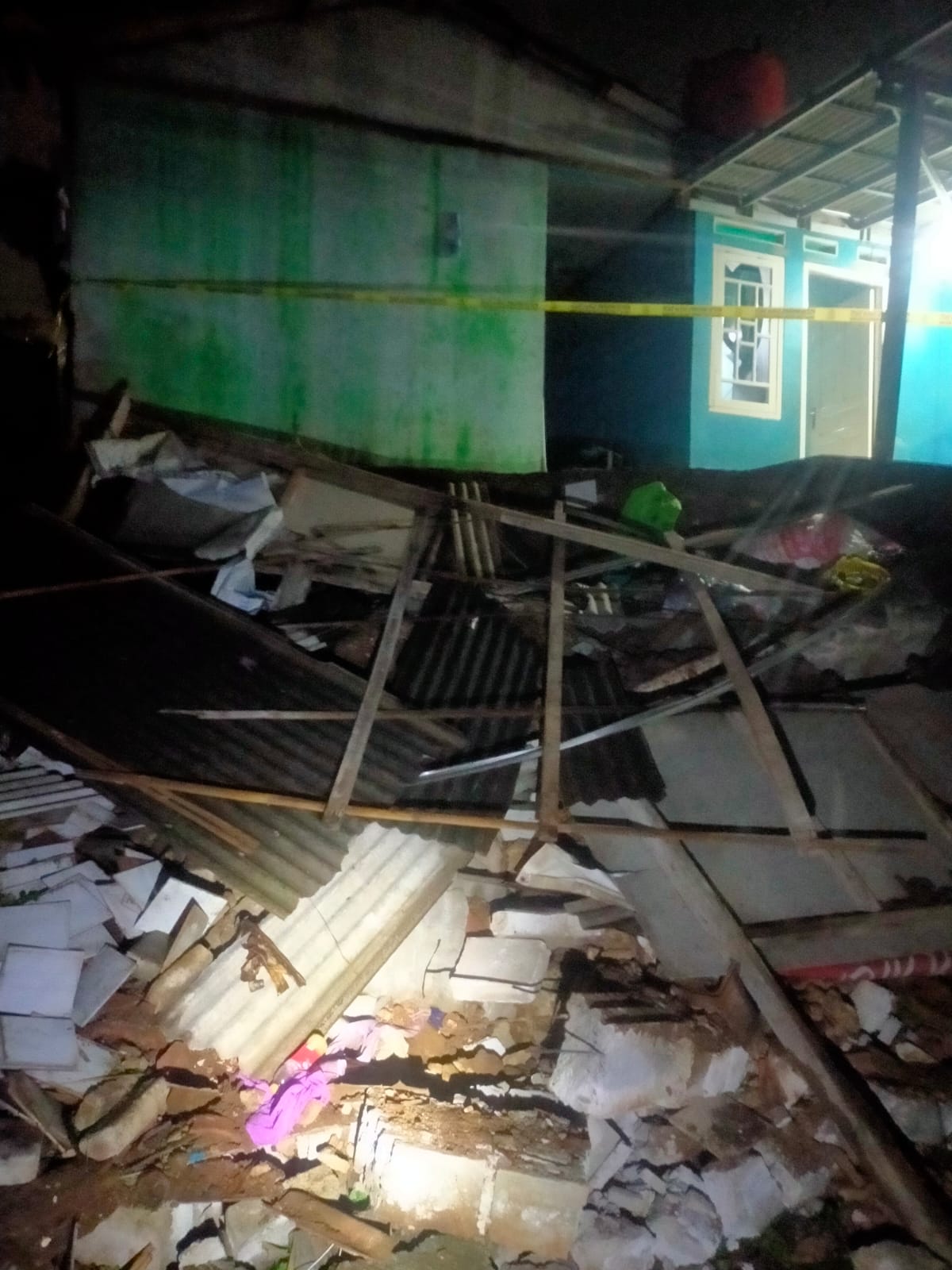 Curah Hujan Tinggi Picu Bencana Longsor di Setu satu rumah warga rusak tertimpa longsor. Foto : Dok. BPBD Kota Tangsel