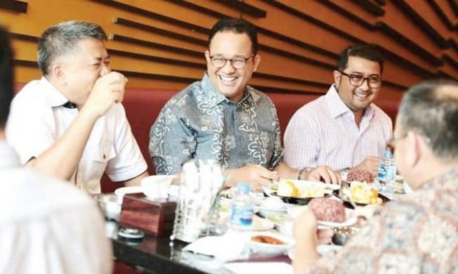 Anies Baswedan saat mengumpulkan partai pendukungnya di restoran nasi padang di daerah Jakarta Selatan. (Ist)