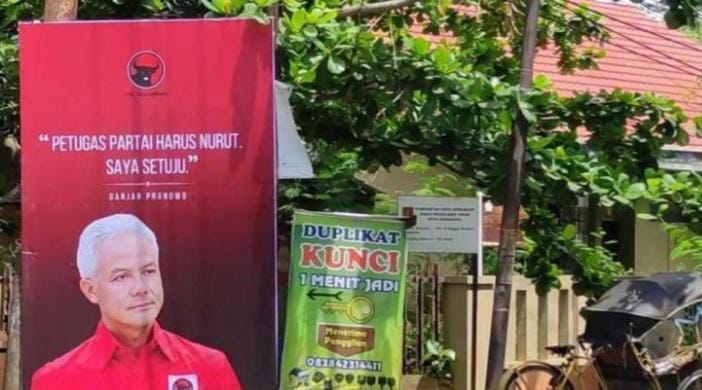 Digoyang Spanduk Petugas Partai Spanduk yang membuat Ganjar Pranowo tidak senang. (Ist)