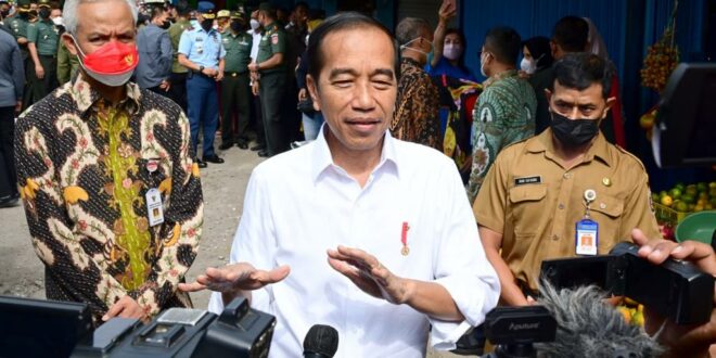 Presiden Jokowi ditemani Gubernur Jawa Tengah Ganjar Pranowo saat mengunjungi Pasar Malang Jiwan Colomadu, Karanganyar, Jawa Tengah. (Foto : Setpres)