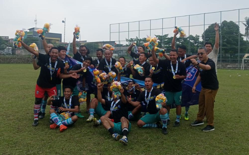 Para pemain DPMPTSP merayakan pesta kemenangan.(tangsel pos.id/ist)