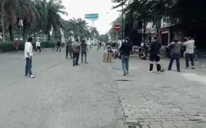 Dua Kelompok Terlibat Bentrok Di Kawasan Modernland Lokasi bentrok dua kelompok di dekat Mall Metropolis, Moderland Golf, Kota Tangerang. Foto ; Istimewa