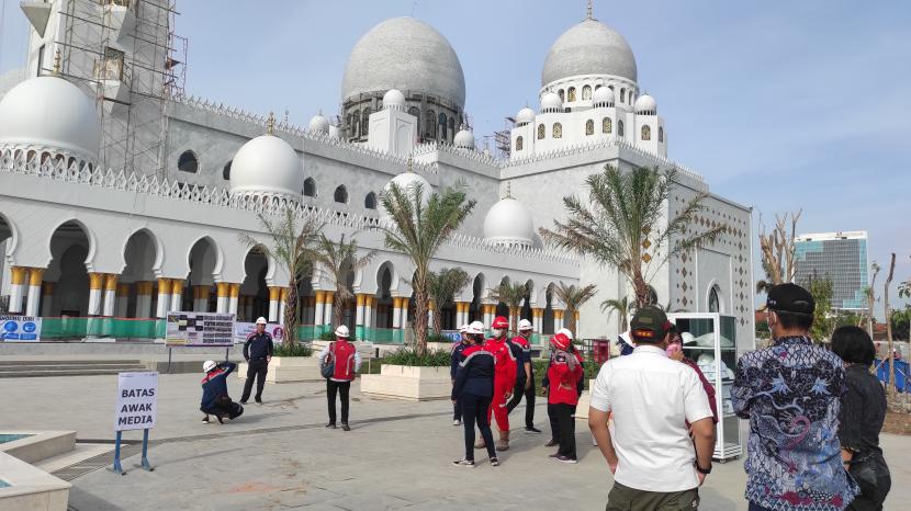 Ganjar Harap Masjid Sheikh Zayed Solo Jadi Pusat Kajian Ilmu-Penyebar Toleransi Masjid Sheikh Zayed yang baru saja di resmikan Presiden Jokowi dan Presiden Uni Emirat Arab Mohamed Bin Zayed pada Senin (14/11). (Ist)