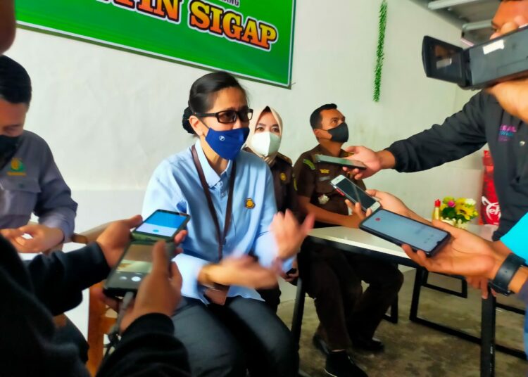 Ibu Mahasiswi Korban Remas Payudara Lapor ke Kejari Pandeglang Kajari Pandeglang saat memberikan keterangan pers. Foto : Istimewa