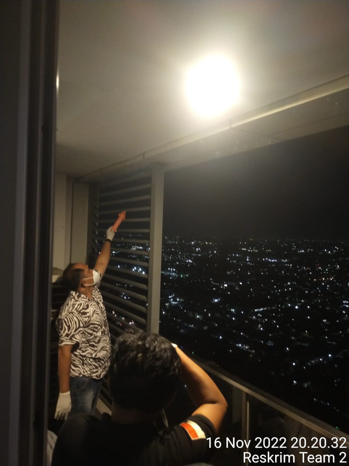Jasad WNA Inggris Ditemukan Tewas Tergantung di Balkon Apartemen Tangerang Polisi saat melakukan oleh TKP. Foto : istimewa