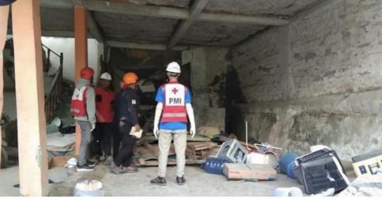 JK: PMI Bersama Relawan Turun Bantu Warga Cianjur Anggota PMI bersama relawan bahu membahu membantu warga yang terdampak gempa di Cianjur. (Ist)