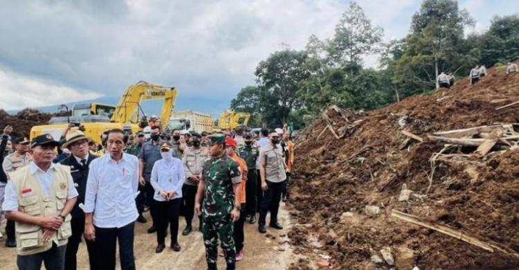 Jokowi: Rumah Rusak Berat Akibat Gempa Cianjur, Diganti Rugi Rp 50 Juta Presiden Jokowi meninjau lokasi bencana di Puncak akibat gempa Cianjur. (Foto : Setpres)