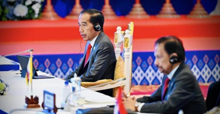 Jokowi Tegaskan 6 Hal Penting Soal Myanmar, Salah Satunya Hentikan Kekerasan Presiden Jokowi saat berada di KTT ASEAN ke 41 di Kamboja. (Foto : Setpres)