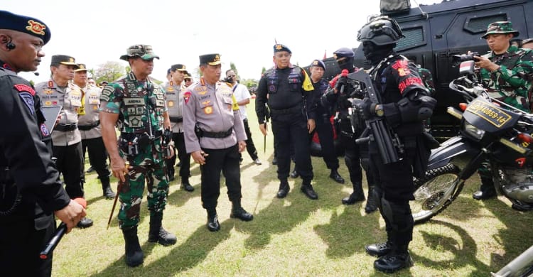 Kapolri Dan Panglima TNI Ingin KTT G20 Sukses Kapolri Jenderal Listyo Sigit Prabowo bersama Panglima TNI Jenderal Andika Perkasa saat meninjau gelar pasukan pengamanan G20 di Bali. (Ist)