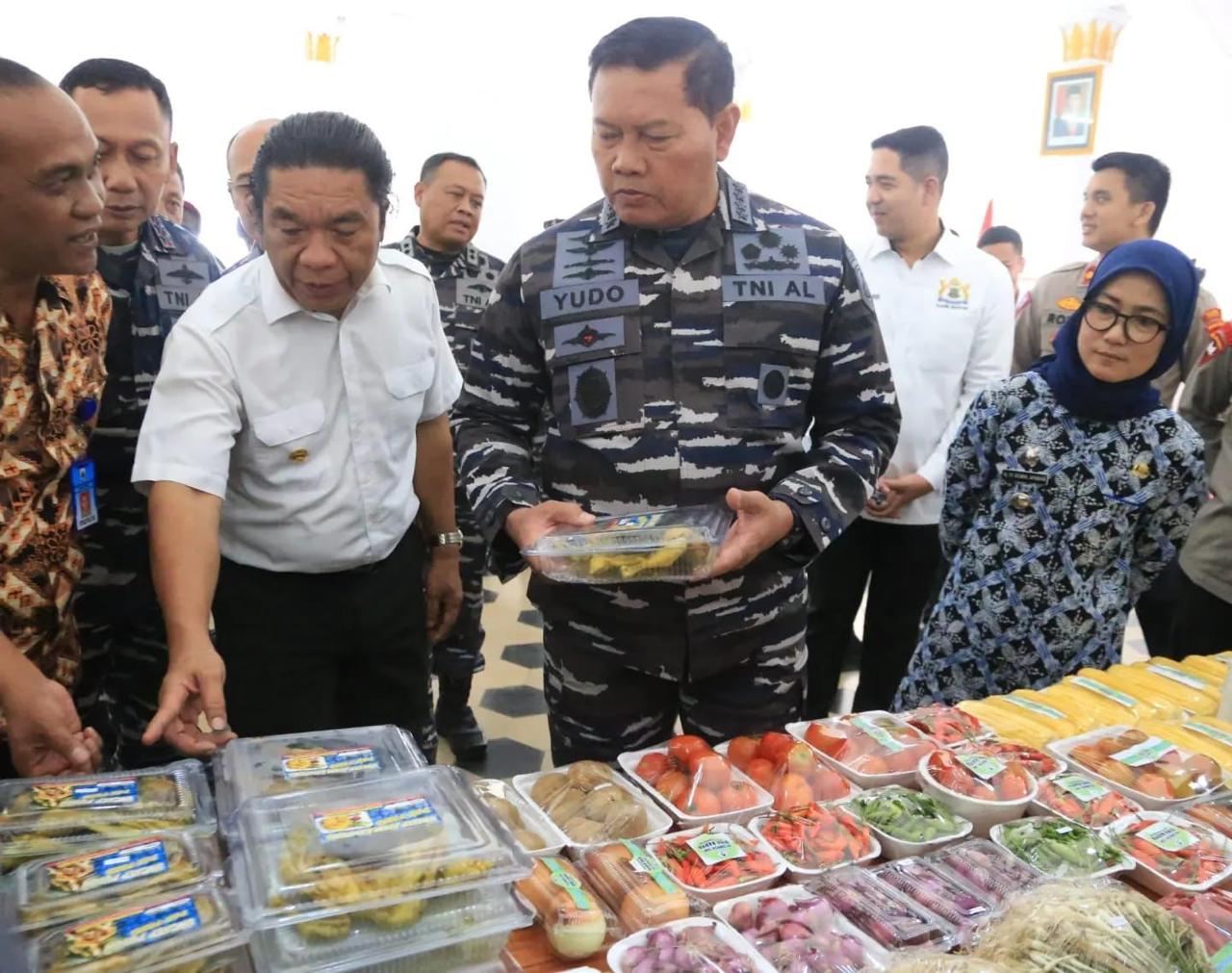 KASAL Bertandang Ke Lebak, Ajak Masyarakat Konsumsi Makanan Sehat KASAL Laksamana TNI Yudo Margono didampingi Pj Gubernur Banten Al Muktabar dan Bupati Lebak Iti Jayabaya saat meninjau stand UMKM dari masyarakat Bojongmanik. Foto : Istimewa