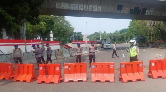 Polda Metro Jaya melakukan penyekatan jalan. (Ist)