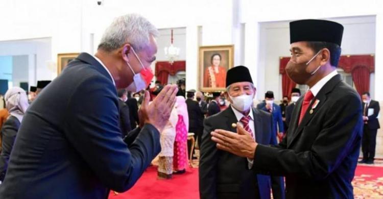 Gubernur Jawa Tengah Ganjar Pranowo bertemu Presiden Jokowi saat berada di Istana Merdeka dalam rangka acara penganugerahan gelar pahlawan nasional. (Foto :Setpres)