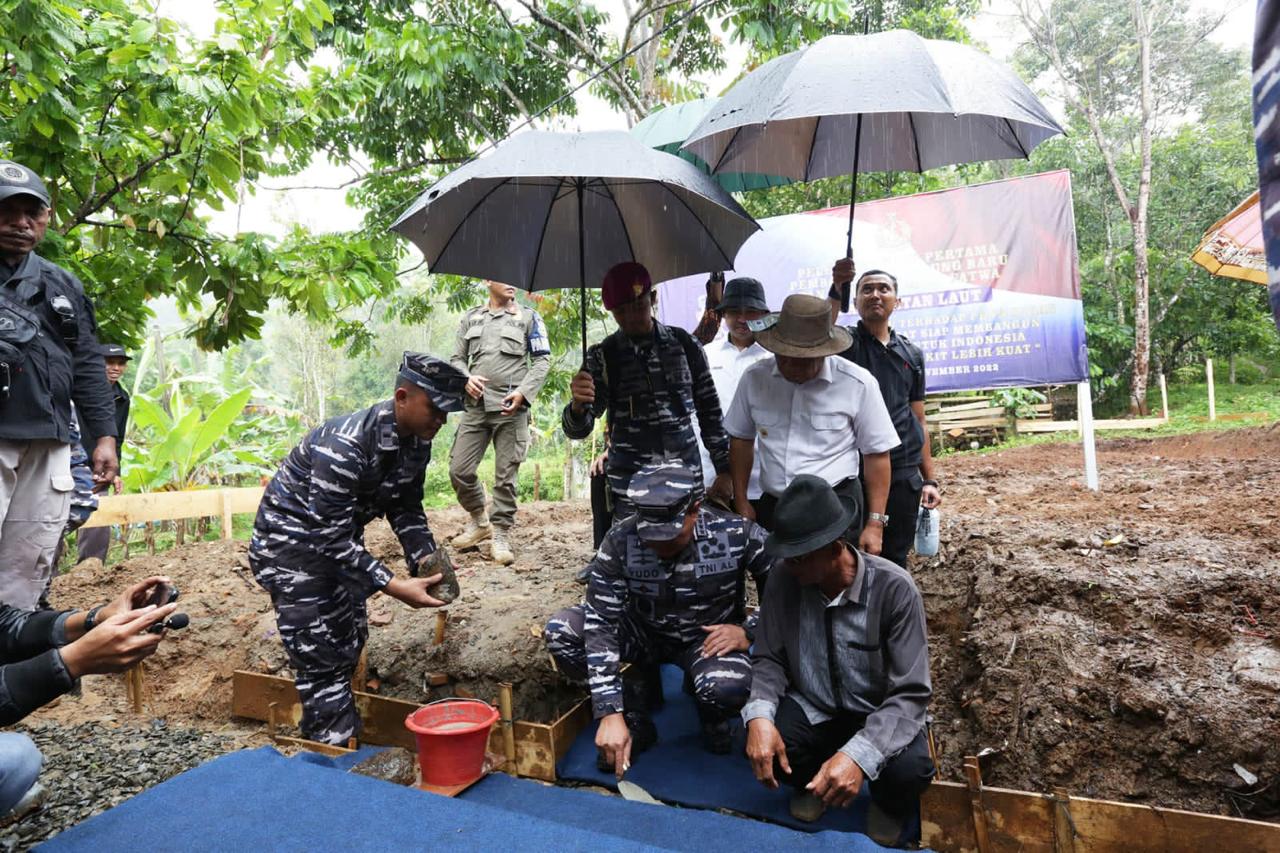 KSAL Laksamana TNI Yudo Margono (pegang sekop) saat peletakan batu pertama  renovasi dan pembangunan MI Al Fatwa di dampingi Pj Gubernur Banten Al Muktabar (baju putih). (Foto : Humas Pemprov)