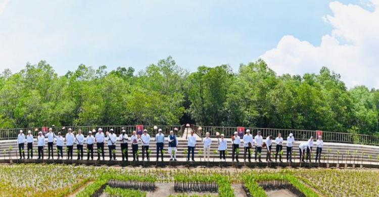 Para Kepala Negara anggota G20 foto bersama di Taharu Nusa Dua Bali. (Foto : Setpres)