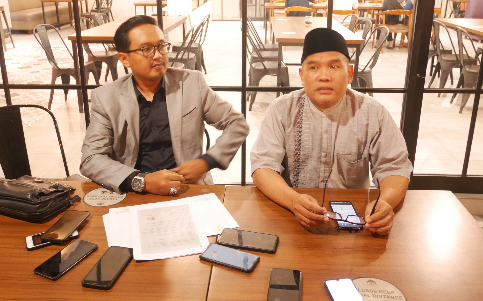 Kuasa Hukum Sebut Kasus Kliennya Sudah Dicabut oleh Pelapor Kuasa hukum Y, Satria Pratama dan Maskur menyampaikan keterangan pers di Kapulso Cafe, Pandeglang, Jumat (25/11/2022) petang.(Ari Supriadi/Tangsel Pos)