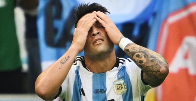 Striker Argentina Lautaro Martinez tampak kecewa saat timnya dikalahkan Arab Saudi. (Ist)