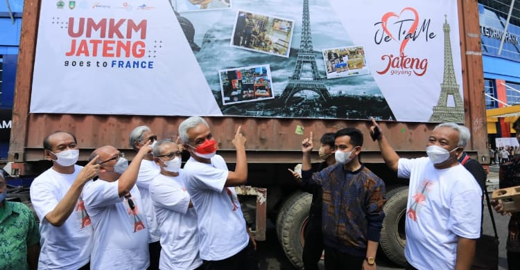 Gubernur Jawa Tengah Ganjar Pranowo (masker merah putih) bersama Walikota Solo Gibran Rakabuming (baju batik) saat melepas UMKM Jateng  binaan UNS Solo ke Prancis. (Ist)