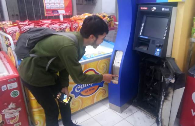 Maling Berhasil Gasak ATM BJB Dan Rokok di Lebak Anjungan ATM BJB yang berhasil digasak maling di Lebak. Foto : Istimewa