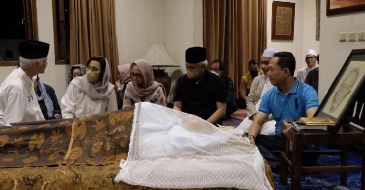 Mantan Menkeu Bambang Subianto Meninggal Dunia Menkeu Sri Mulyani (no 2 dari kiri) dan Gubernur Jawa Tengah Ganjar Pranowo (baju putih) saat melayat di rumah duka. (Ist)