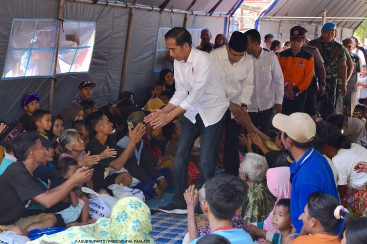 Presiden Jokowi saat mengunjungi penampungan korban gempa Cianjur. (Foto : Setpres)