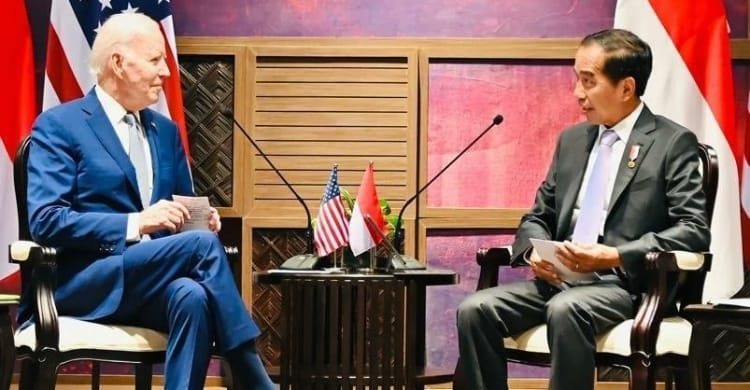 Pak Jokowi Tuan Rumah Yang Ramah Presiden Jokowi saat menerima Presiden AS Joe Biden disela-sela kegiatan G20 di Bali. (Foto : Setpres)