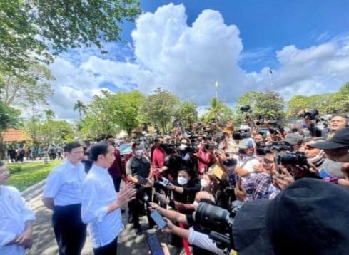 Para Menteri Ngantor Di Bali Presiden Jokowi saat memberikan keterangan pers di sela-sela peninjauan sarana penunjang kegiatan G20 di Bali. (Foto : Setpres)