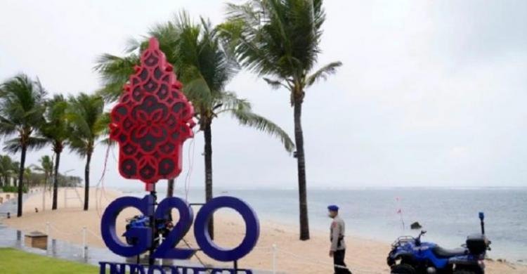 Pariwisata Bali Dapat Durian Runtuh Aparat keamanan berjaga-jaga di Pantai Nusa Dua, Bali. (Ist)
