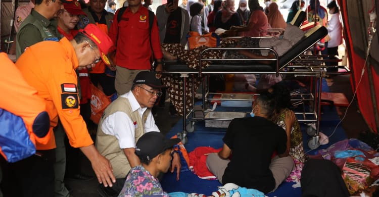 Menko PMK Muhadjir Effendy saat berada di tengah-tengah korban gempa Cianjur di tenda pengungsian. (Ist)