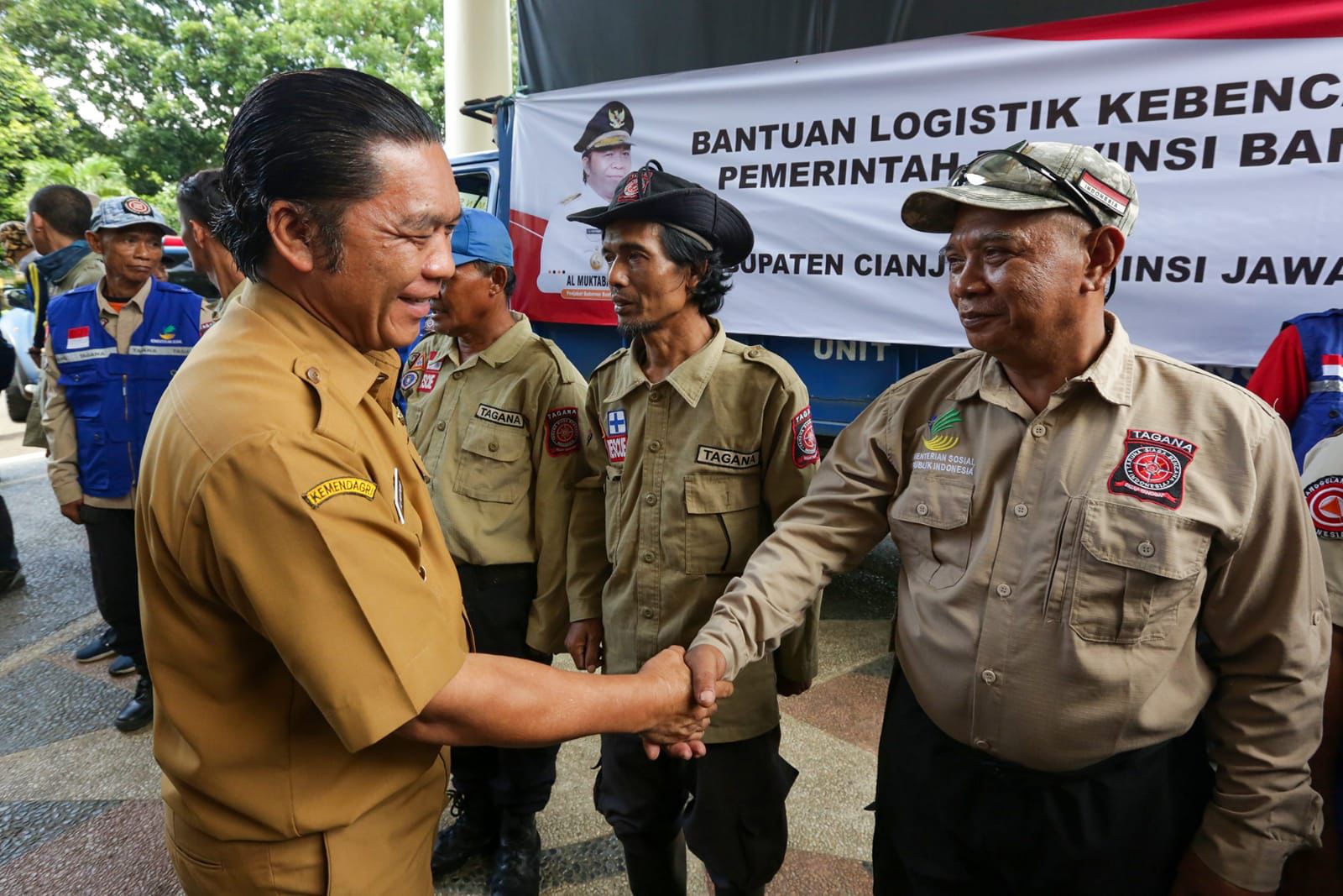 Pj Gubernur Banten Al Muktabar saat melepas bantuan untuk korban terdampak gempa di Cianjur. Foto : Istimewa