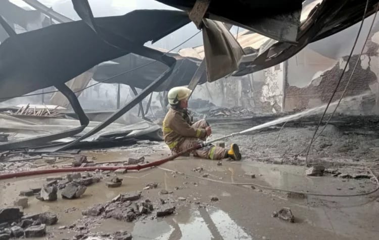 Pergudangan Pantai Indah Dadap Kebakaran, Empat Gudang Dilalap Api Petugas pemadan sedang memadamkan api di ruko yang terbakar di Pergudangan Pantai Indah Dadap. (Ist)