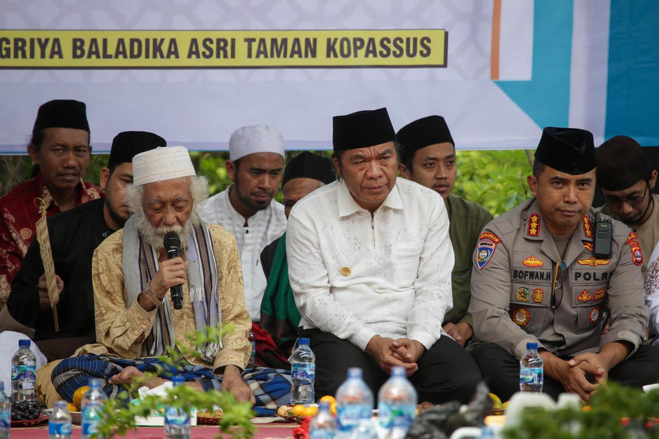 Pj Gubernur Banten saat menghadiri acara peresmian Ponpes Salafi Darunnajah 2 serta Istighosah Kubro di Komplek Griya Baladika Asri Taman Kopassus, Kota Serang. (Foto : Humas Pemprov)