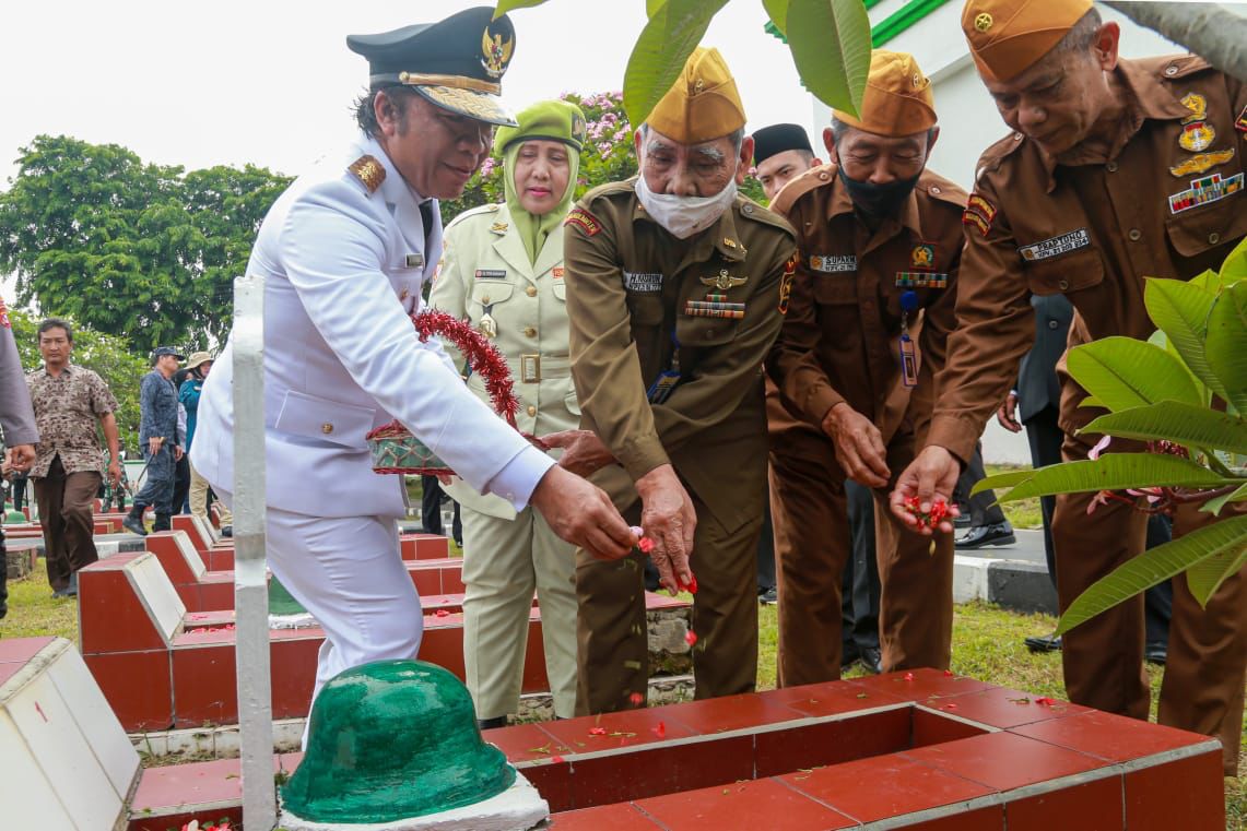 Pj Gubernur Banten Al Muktabar saat melakukan tabur bunga bersama para pejuang di TMP Ciceri, Kota Serang. Foto : Humas Pemprov Banten