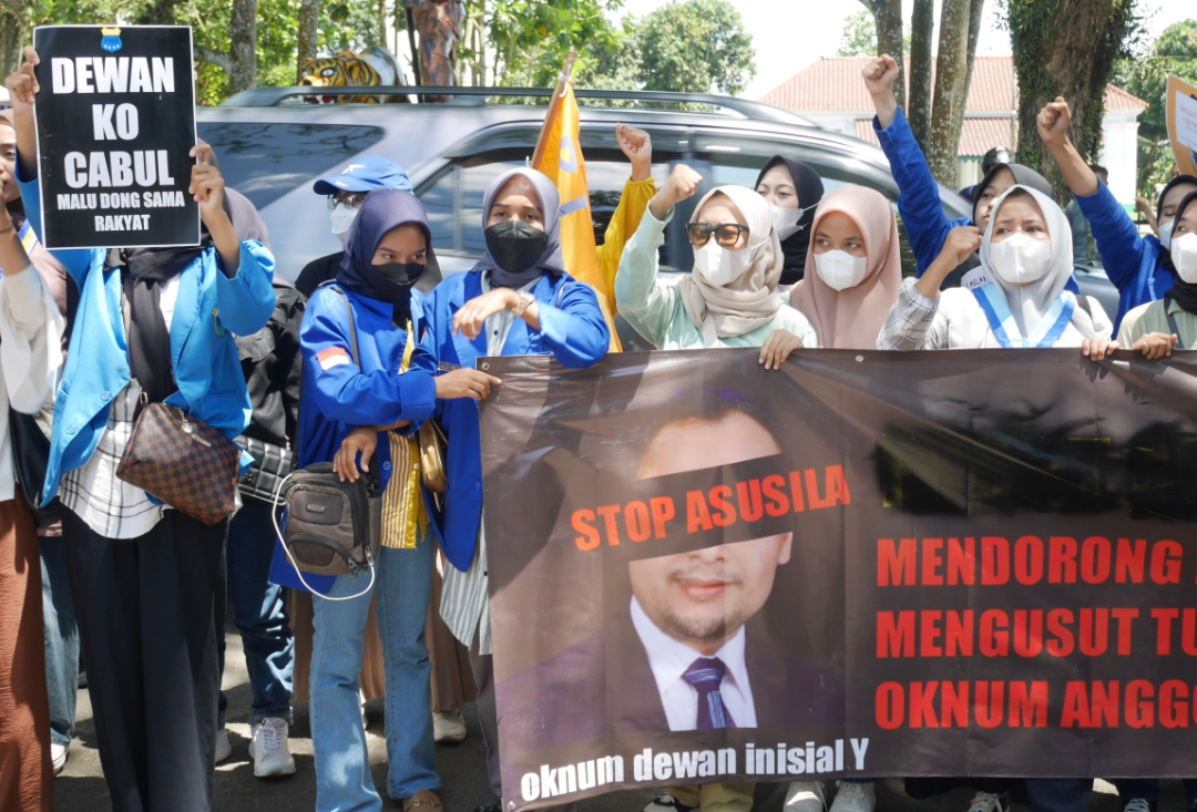PMII Pandeglang Kecam Tindakan Oknum Dewan Cabul Mahasiswa dari PK PMII Babunnajah, menggelar aksi unjuk rasa di depan Gedung DPRD Pandeglang, Selasa (29/11/2022) siang.(Ari Supriadi/Tangsel Pos)