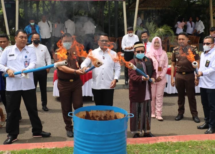 Pemusnahan barang bukti ganja 4.6 kg dan sabu 2.12 gram di halaman Polda Banten. (Ist)