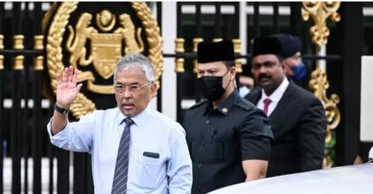 Raja Malaysia Yang di-Pertuan Agong Ap-Sultan Abdullah Ri'ayatunddin Al-Mustafa Billah Shah (baju putih) saat memberikan ketwrangan pers. (Ist)