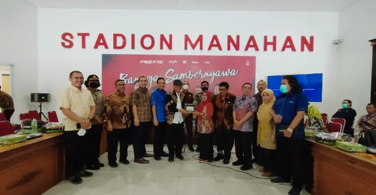 Politisi PKS Puji Kelayakan Stadion Di Tempat Gibran Anggota DPR Komisi X saat berada di Stadion Manahan Solo. (Ist)
