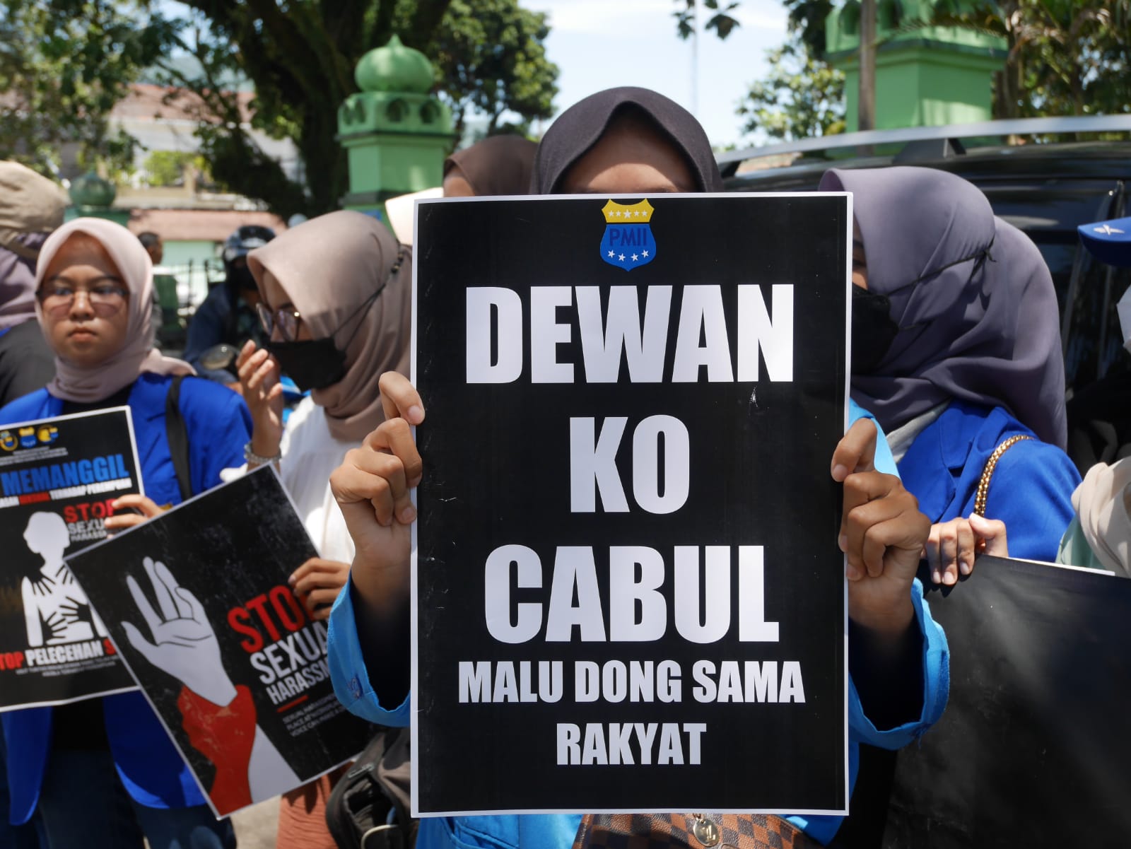 Polres Pandeglang Terbitkan SPDP Kasus Cabul Oknum Dewan PMII Pandeglang melakukan aksi unjuk rasa mengecam tindakan oknum dewa Y di depan Gedung DPRD Pandeglang, Selasa (29/11/2022).(Ari Supriadi/Tangsel Pos)