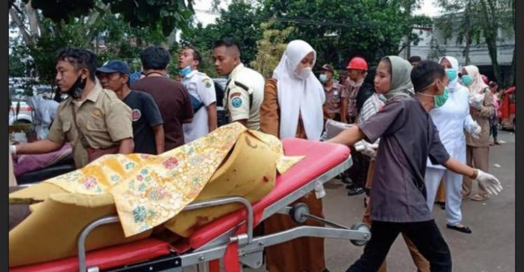 Seorang pegawai rumah sakit Cianjur sedang membawa korban terdampak gempa. Foto : Istimewa