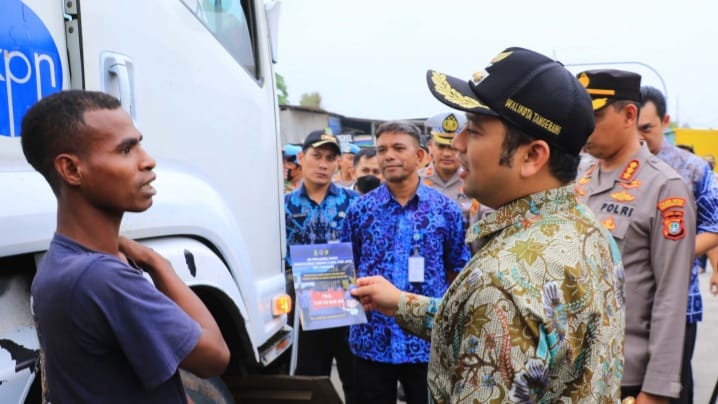 Walikota Tangerang Arief Wismansyah saat meninjau pos pantau di Exit Tol Benda Utama. (Ist)