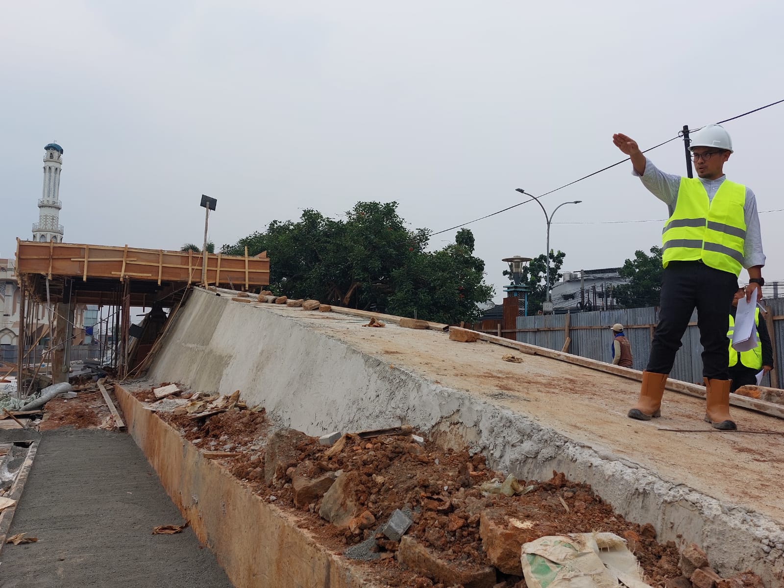 Wakil Wali Kota Tangsel, Pilar Saga Ichsan saat meninjau proyek pembangunan alun-alun di Pamulang, Tangsel. Foto : Istimewa