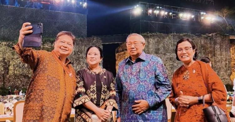 Disela-sela jamuan makan malam KTT G20 Puan Maharani mengajak Mantan Presiden Susilo Bambang Yudhoyono, Menko Perekonomian Airlangga dan Menteri Keuangan untuk foto bersama. (Ist)