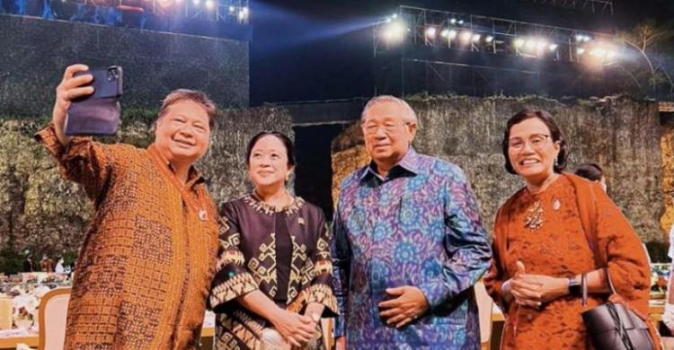 Puan Pamer Foto Bareng SBY Disela-sela jamuan makan malam KTT G20 Puan Maharani mengajak Mantan Presiden Susilo Bambang Yudhoyono, Menko Perekonomian Airlangga dan Menteri Keuangan untuk foto bersama. (Ist)