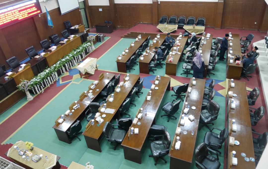 Rapat Paripurna Persetujuan APBD TA 2023 Pandeglang Ditunda Suasana ruang rapat paripurna DPRD Pandeglang, Selasa (29/11/2022) malam nampak sepi.(Ari Supriadi/Tangsel Pos)