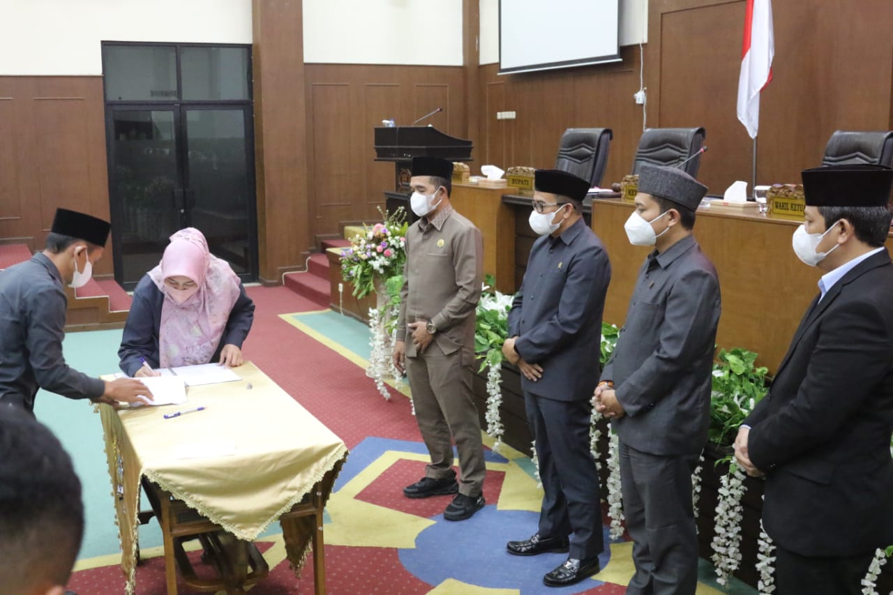 Bupati Irna Narulita menandatangani persetujuan bersama Raperda APBD TA 2023 bersama pimpinan dewan, dalam rapat paripurna di Gedung DPRD Pandeglang, Rabu (30/11/2022) sore.(Ari Supriadi/Tangsel Pos)