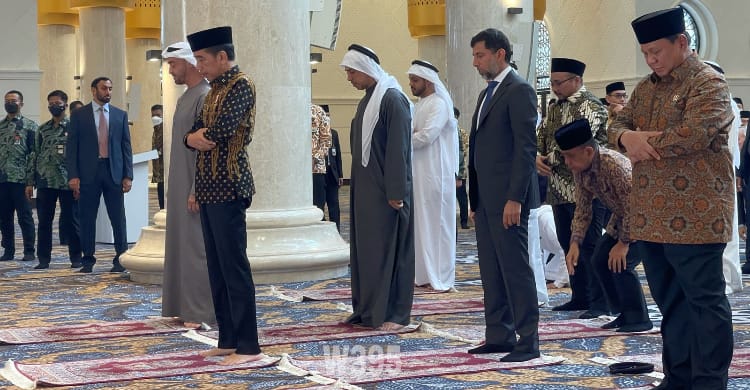 Resmikan Masjid Raya Sheikh Zayed Solo, Prabowo Salat Bareng Jokowi Dan MBZ Presiden Jokowi bersama Presiden Uni Emirat Arab Sheikh Mohamed bin Zayed (MBZ) bersama Menhan Probowo Subianto saat melakukan salat di Masjid Raya Sheikh Zayed di Solo, Jawa Tengah. Foto : Setpres