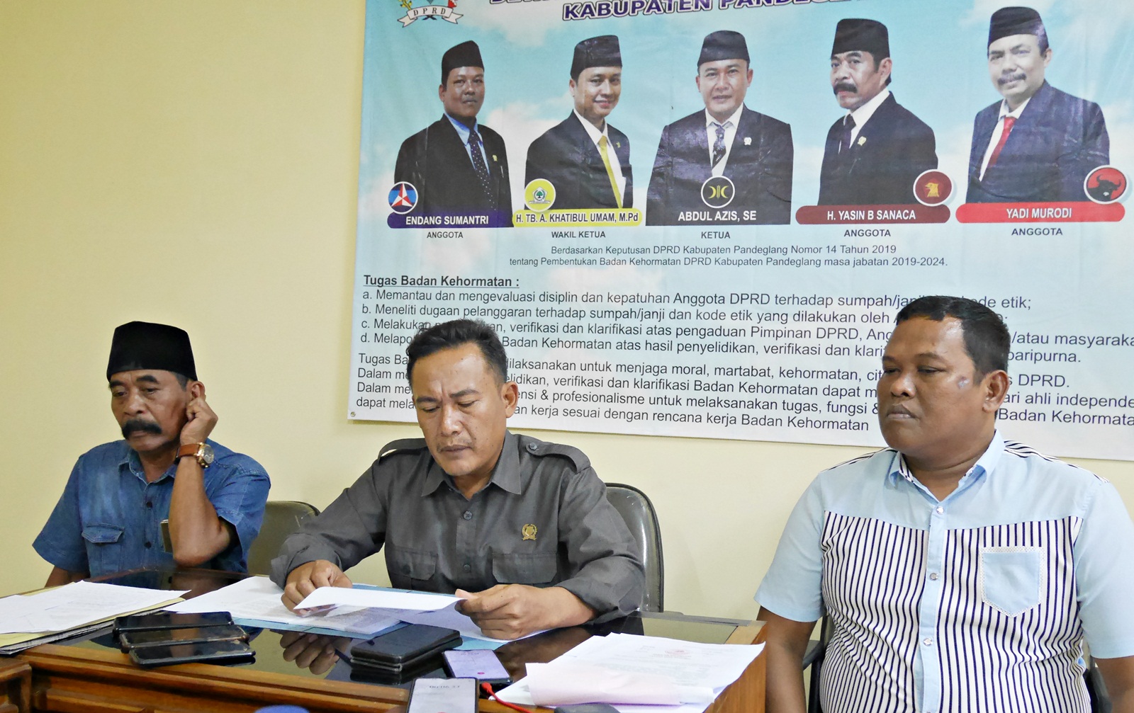 Sanksi PAW Menanti Anggota DPRD Pandeglang Berinisial Y Ketua BK DPRD Kabupaten Pandeglang, Abdul Azis didampingi dua anggotanya Yasin B Sanaca (kanan) dan Endang Sumantri (kiri), menyampaikan keterangan pers, Kamis (24/11/2022).(Ari Supriadi/Tangsel Pos)