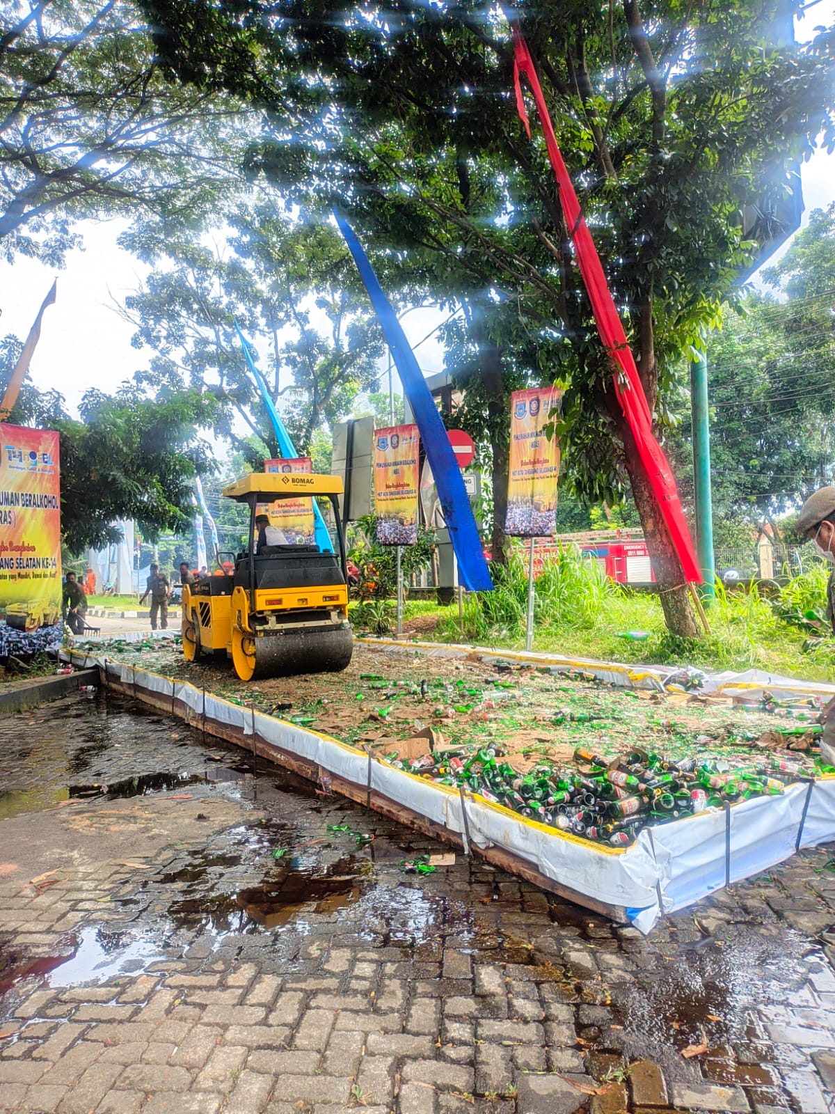 Sebanyak 8.507 Botol Miras Hasil Razia di Tangsel Dimusnahkan 8.507 botol minuman keras (miras) di Lapangan Kantor Kecamatan Setu, Tangsel, Sabtu (26/11/2022). (tangselpos.id/rmn)
