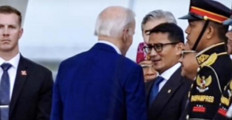 Presiden Amerika Serikat Joe Biden sesaat sebelum menaiki tangga pesawat.Foto ; Istimewa