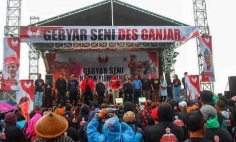 Sering Pake Baju Adat, Ganjar Berhasil Jaring Dukungan Warga Desa Di Semarang Ribuan warga Kabupaten Semarang mendeklarasikan Ganjar Pranowo sebagai Capres 2024. (Ist)